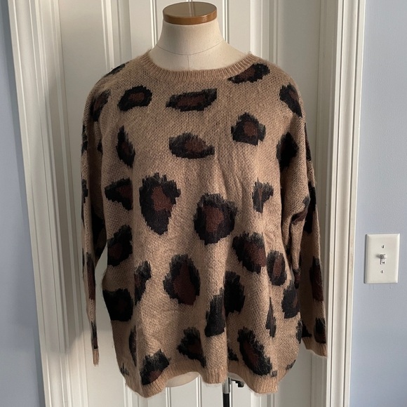 NEW She + Sky One Size Leopardd Animal Print Sweater Soft Fuzzy Cozy - Picture 1 of 9